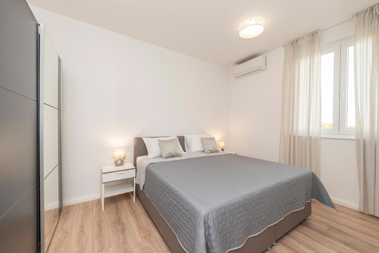 Villa Eni Apartments 2 Mandre Bagian luar foto